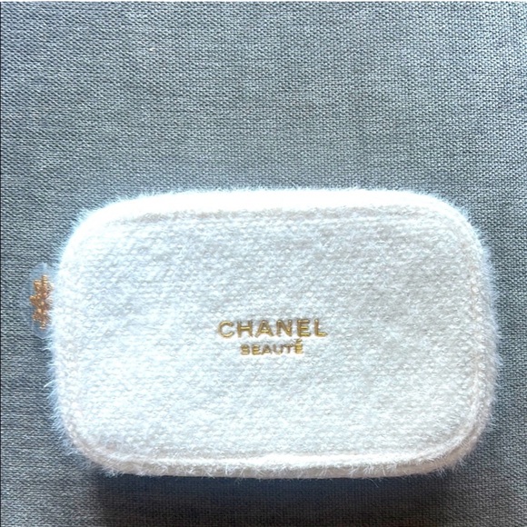 Authentic CHANEL Makeup Bag Holiday 2024 White Snowflake Cosmetic Bag New - Picture 1 of 6